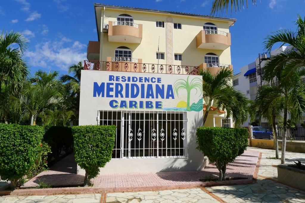 瓜亚卡内斯Residence Caribe的带有读取住宅经纪人的标志的建筑