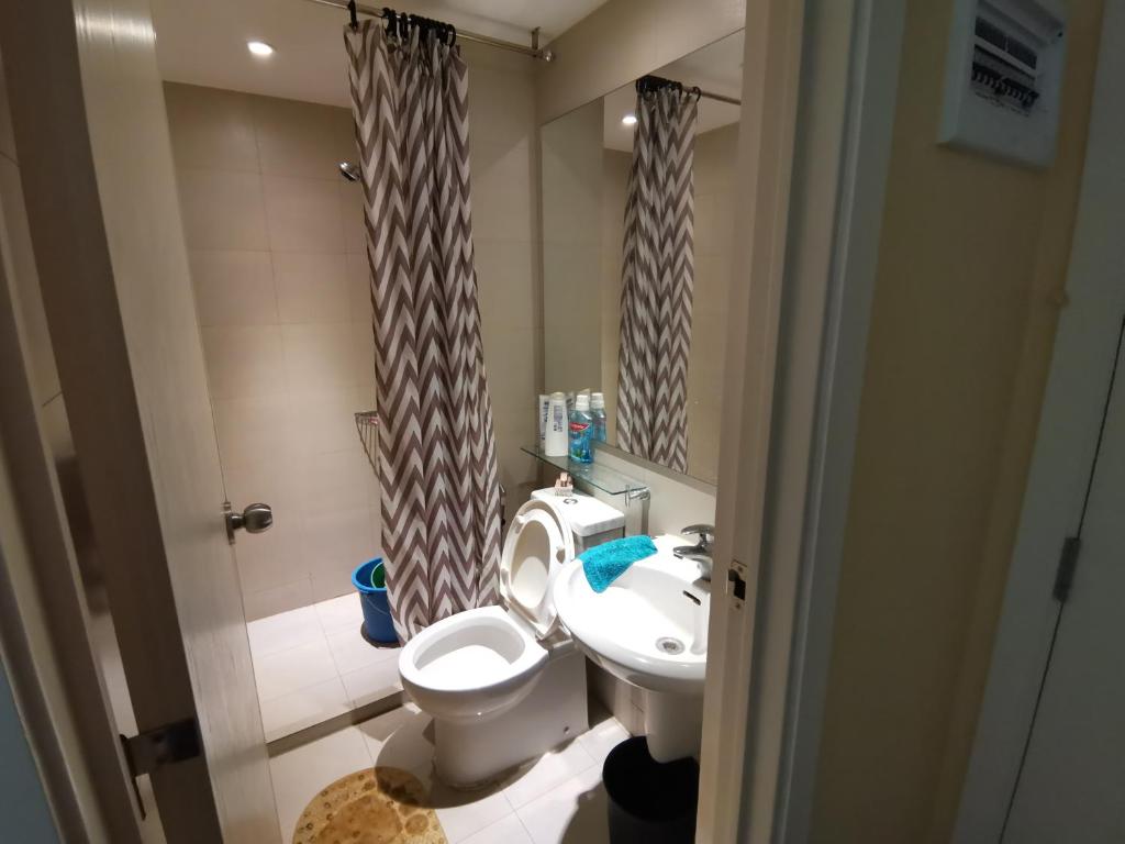 马尼拉Azure Urban Resort Residences的一间带卫生间和水槽的小浴室