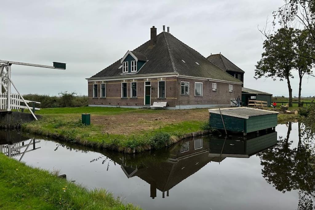 WatergangBeautiful farmhouse near Amsterdam center的河边的老房子