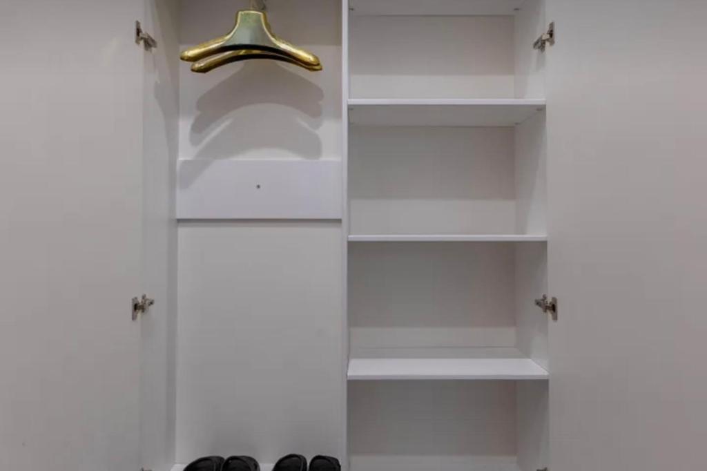 兹内特耶VIP apart 643的白色衣柜,带门,带门铃和鞋