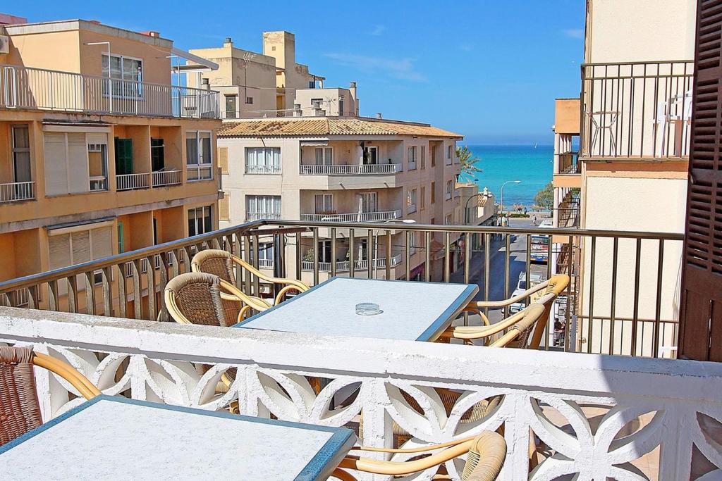 埃尔阿雷纳尔Hostal Sol de Mallorca的海景阳台上的桌椅