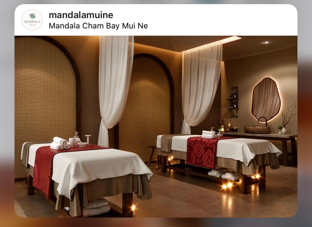 潘切Apec Mandala Mũi Né - Phan Thiết的酒店客房,设有两张床和镜子
