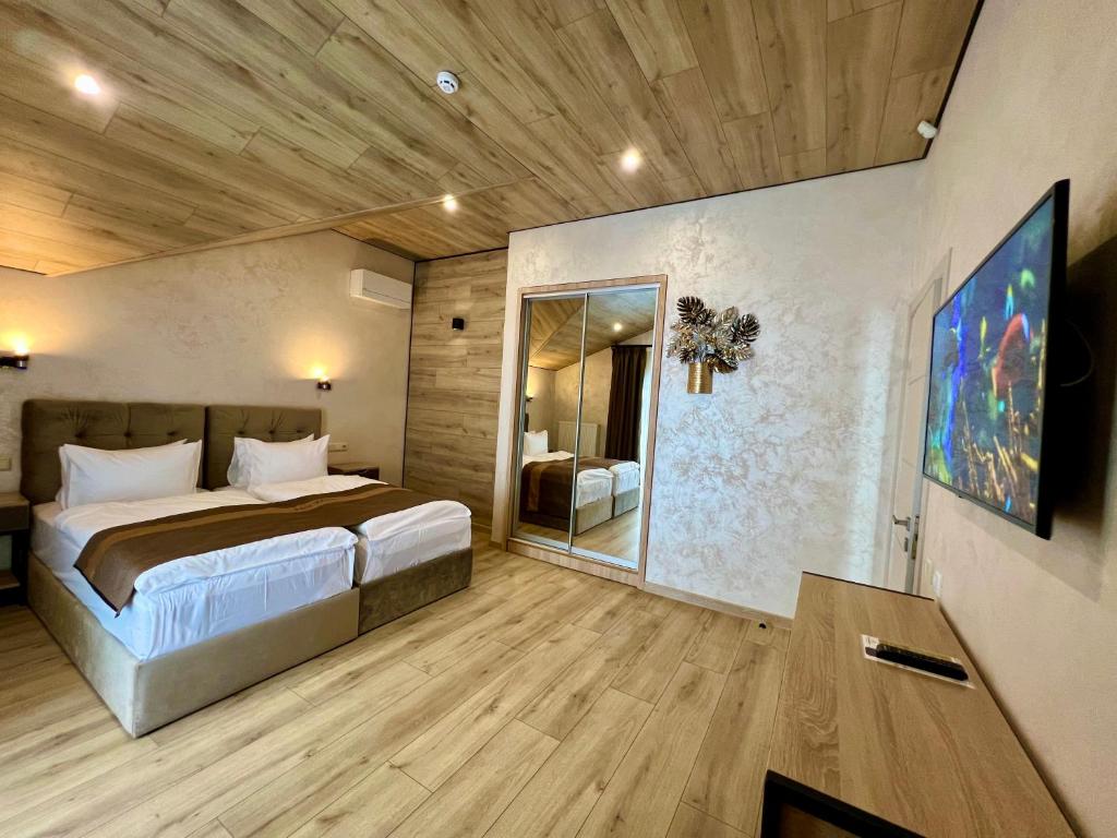 布克维PANORAMA Chalet MOUNTAIN RESIDENCE的一间卧室,卧室内配有一张大床