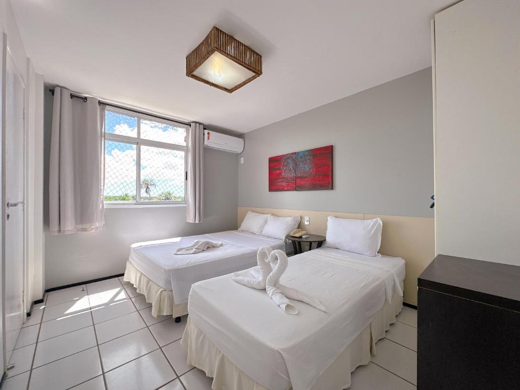 巴雷里尼亚斯Apto para 6 pessoas no melhor resort dos Lençóis的酒店客房,配有两张带白色床单的床
