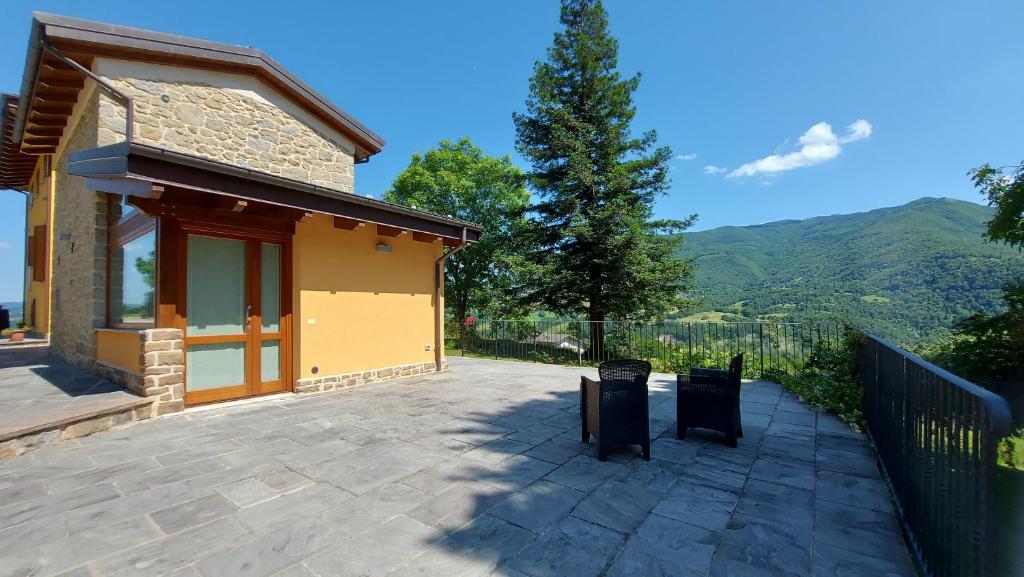 法纳诺B&B Santa Croce 248的房屋设有带围栏和山脉的庭院
