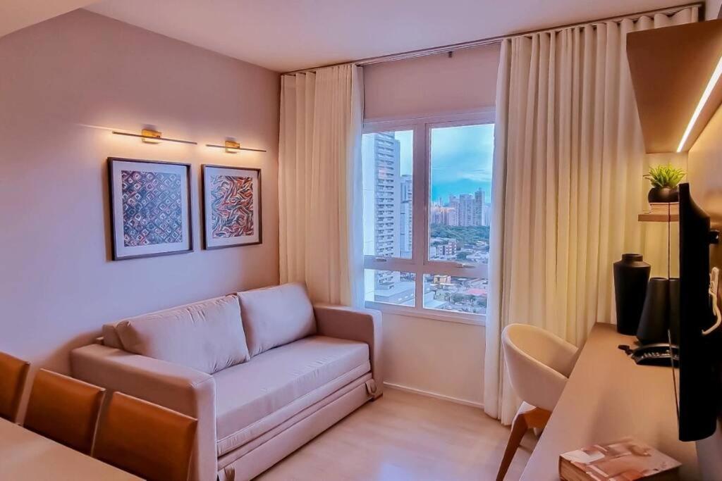 戈亚尼亚Blend Smart Marista 2 Quartos的带沙发和大窗户的客厅