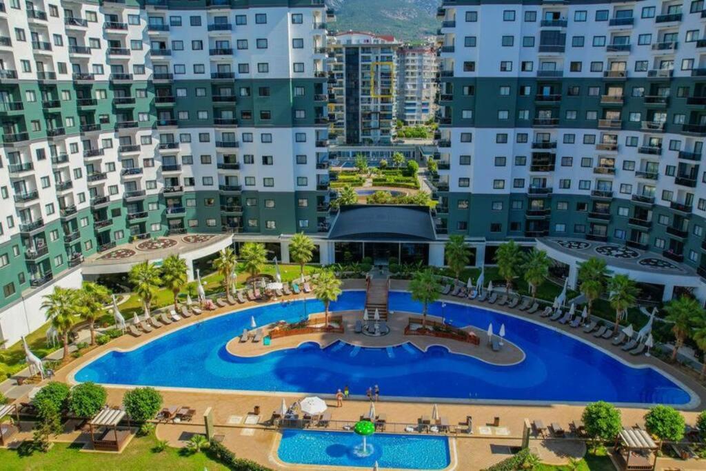 阿拉尼亚Serenity SPA ALL-IN apartment Luxury resort private beach的享有大型游泳池空中美景,设有建筑