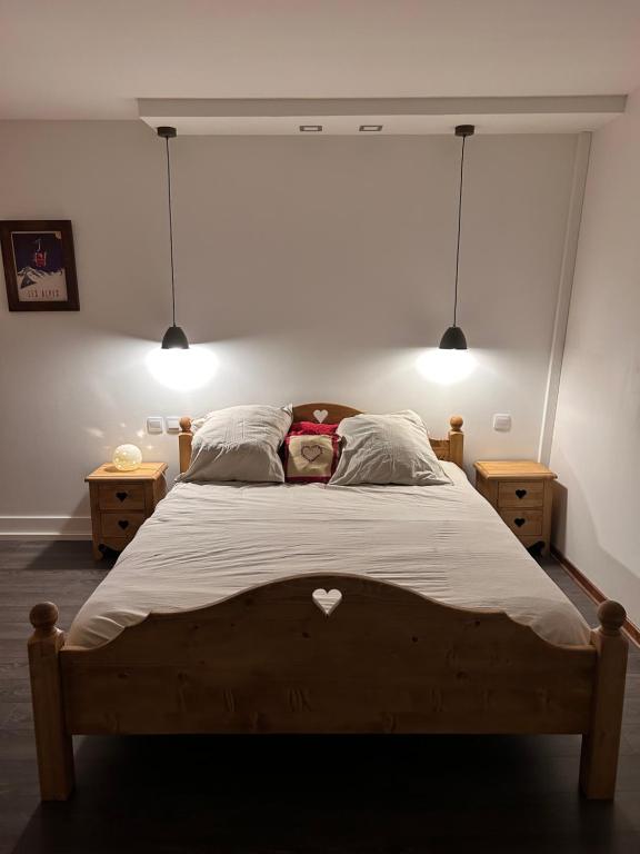 BuissardLerefugedetiti的一间卧室配有一张带2个床头柜的大床