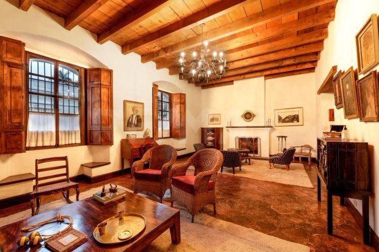危地马拉安地瓜Eternal Spring的客厅配有家具和壁炉