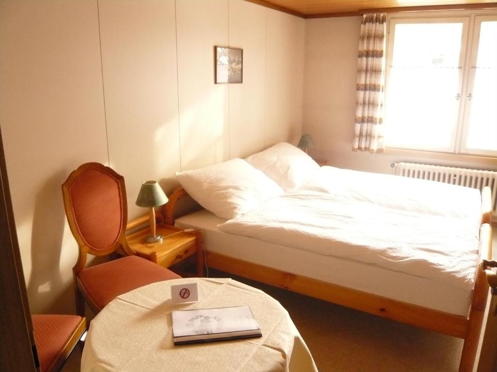 海登公园旅馆的卧室配有1张床、1张桌子和1把椅子