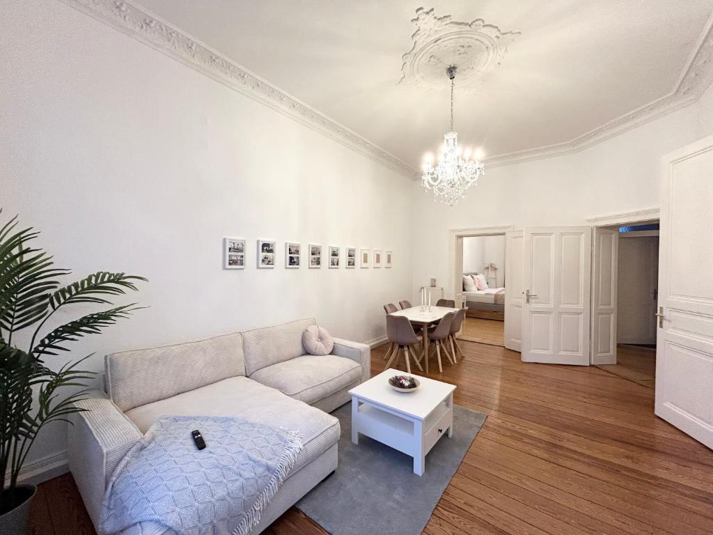 威斯巴登IDEE Living: Traumhaftes Altbau Apartment - Balkon的客厅配有沙发和桌子