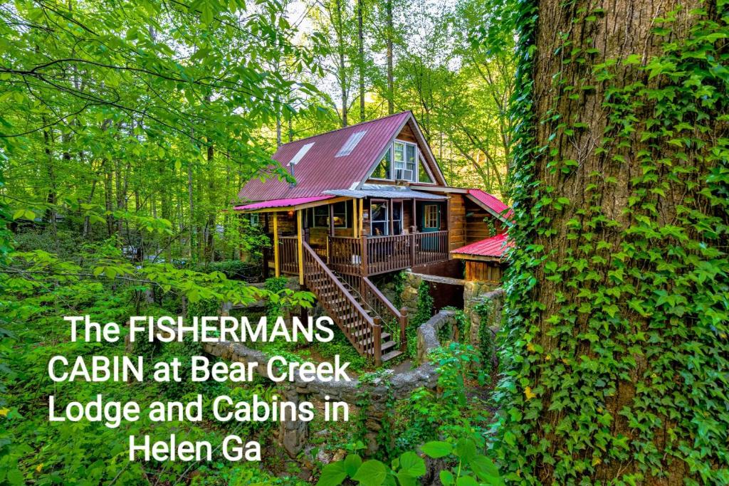海伦Bear Creek Lodge and Cabins in Helen Ga - Pet Friendly, River On Property, Walking Distance to downtown Helen的鱼人小屋在熊溪边的树林里写着话的小屋