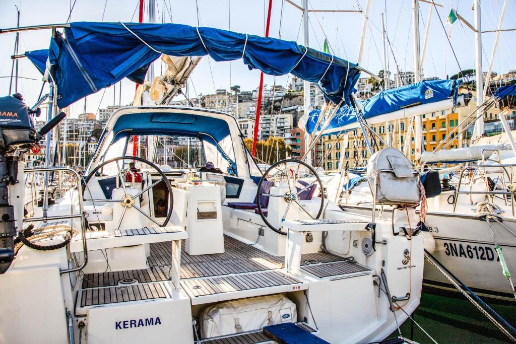 那不勒斯Barca a vela Kerama - Smart Wind的与其他船只停靠在港口的船只