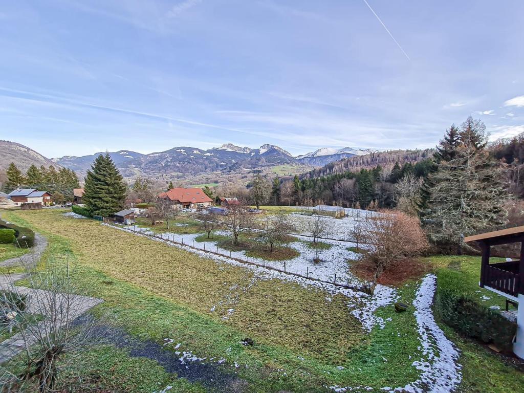 Saint-JeoireY'Hôtes-Studio St Jeoire- 2/4 pers的享有河流的空中景色,以山脉为背景