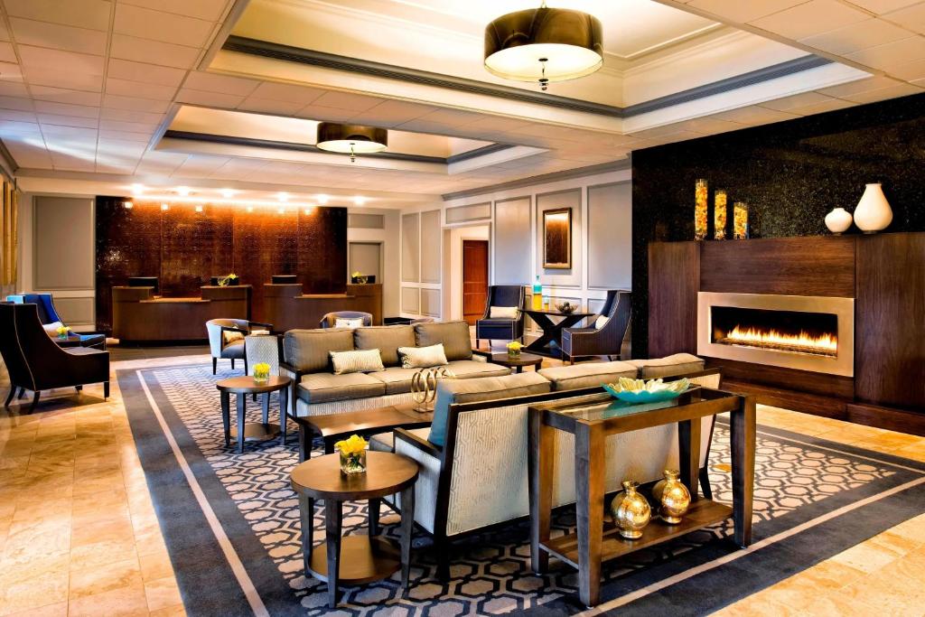 弗雷明翰Sheraton Framingham Hotel & Conference Center的大堂配有沙发和壁炉