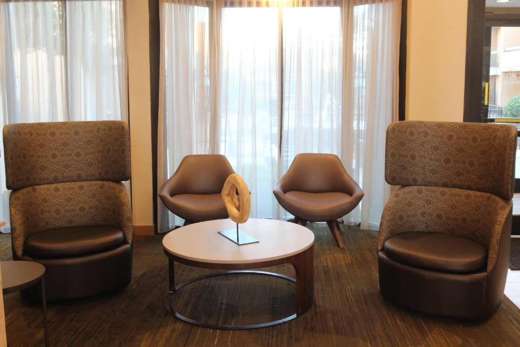 亚特兰大万怡酒店亚特兰大诺斯莱克的一间设有两把椅子和一张桌子的等候室
