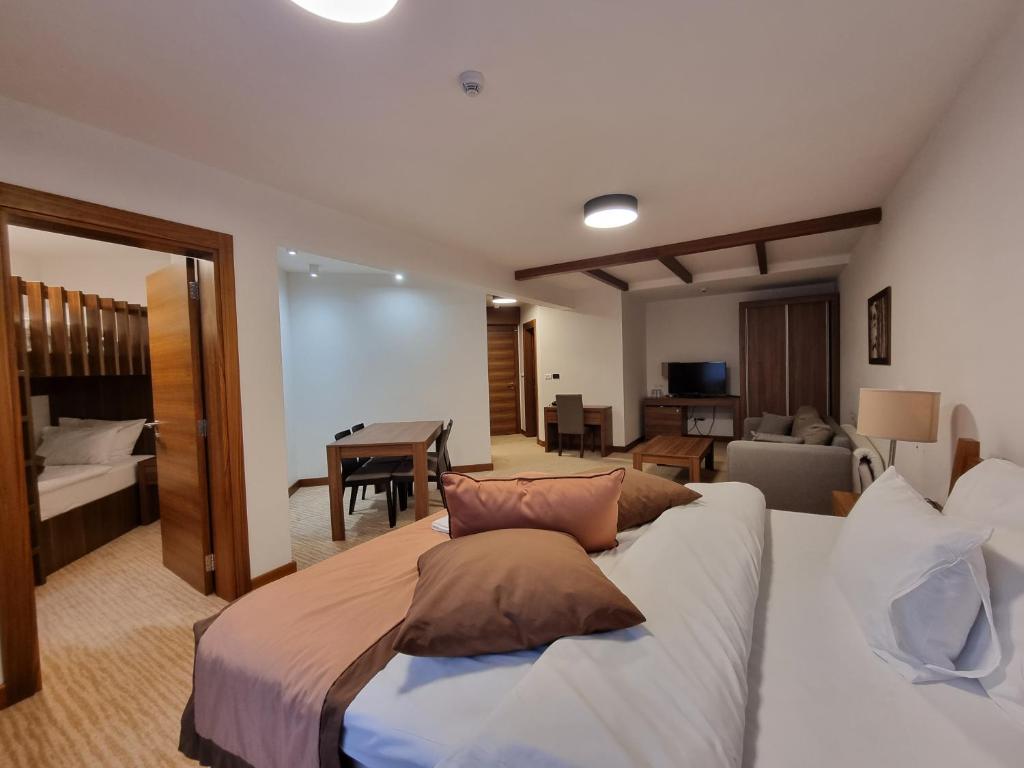 亚霍里纳Apartman Queen Vučko的一间带大床的卧室和一间客厅
