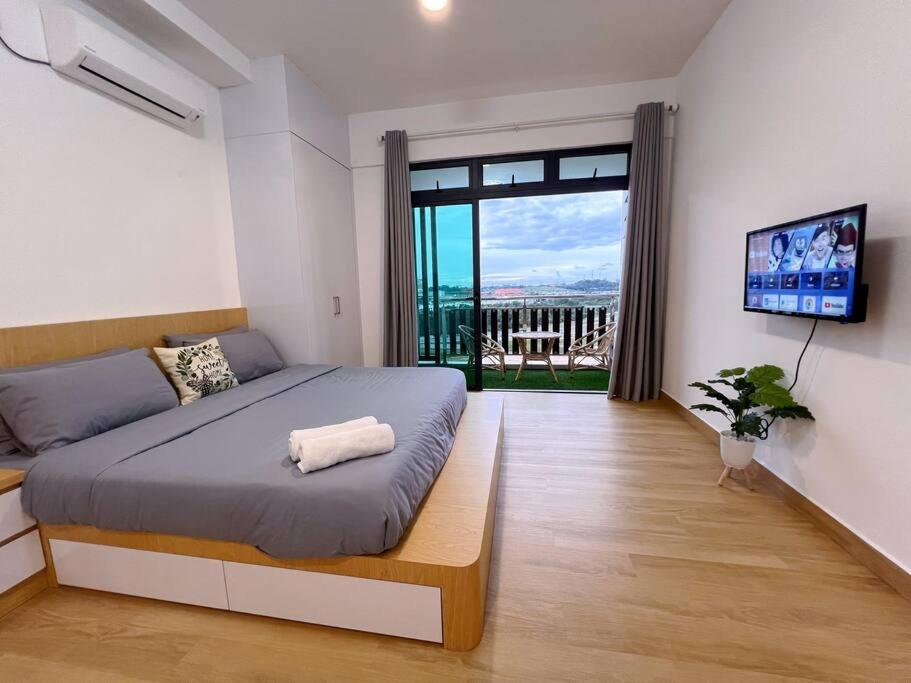 新山Luxury Condo in Johor Bahru, Kempas, Setia Tropika, with Netflix Premium的一间卧室设有一张床和一个大窗户