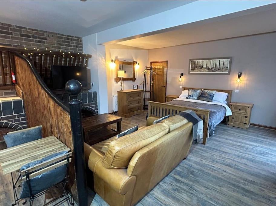 韦姆Stables Wem的客厅配有一张床和一张沙发