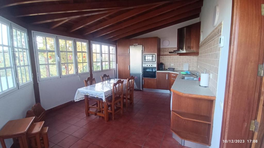 大加那利岛拉斯帕尔马斯CASA TEJERA II的一间厨房,里面配有桌椅