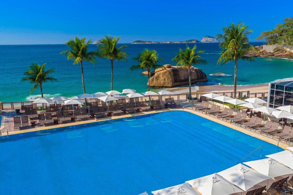 里约热内卢里约热内卢喜来登度假大酒店 的享有度假村游泳池的顶部景致