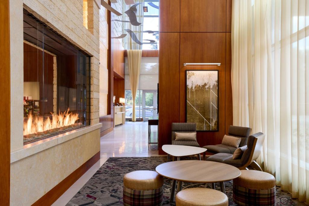 阿林顿阿灵顿首都景酒店的大堂设有2张桌子和壁炉