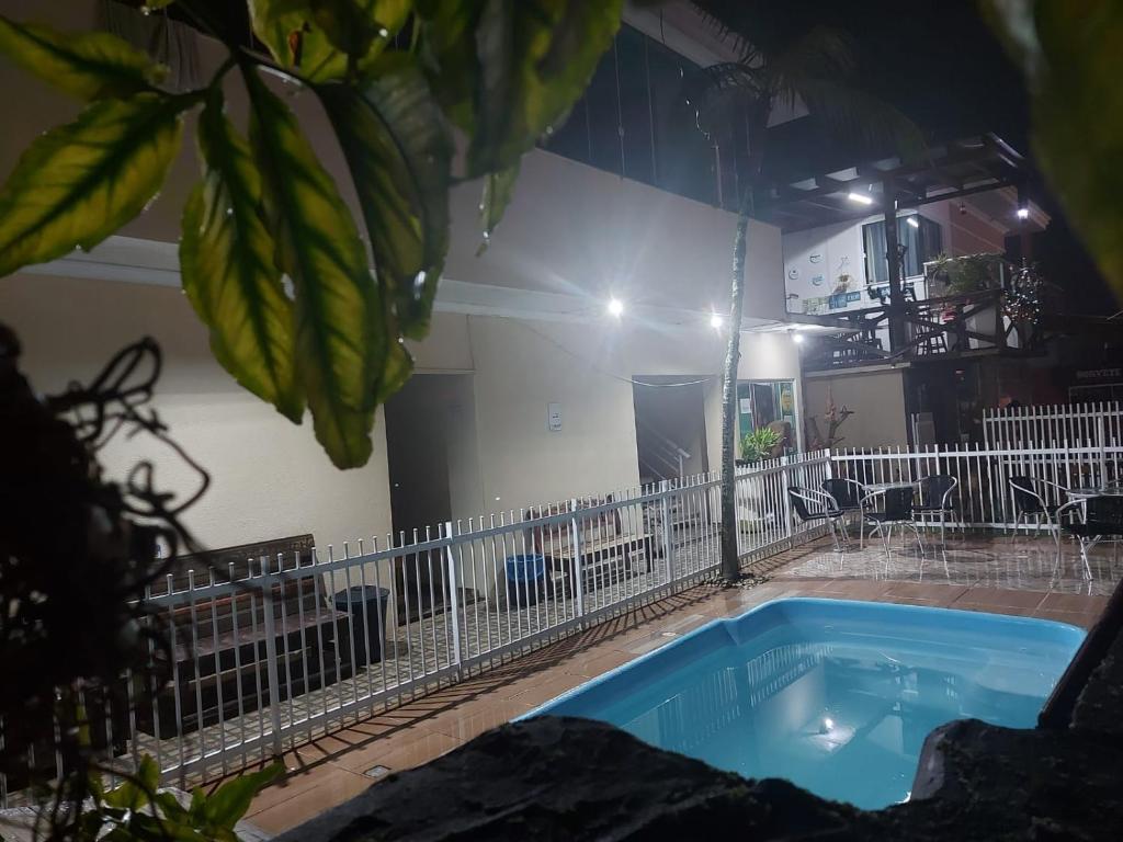 佩尼亚Pousada Ilha do Itacolomi的热水浴池位于客房中间