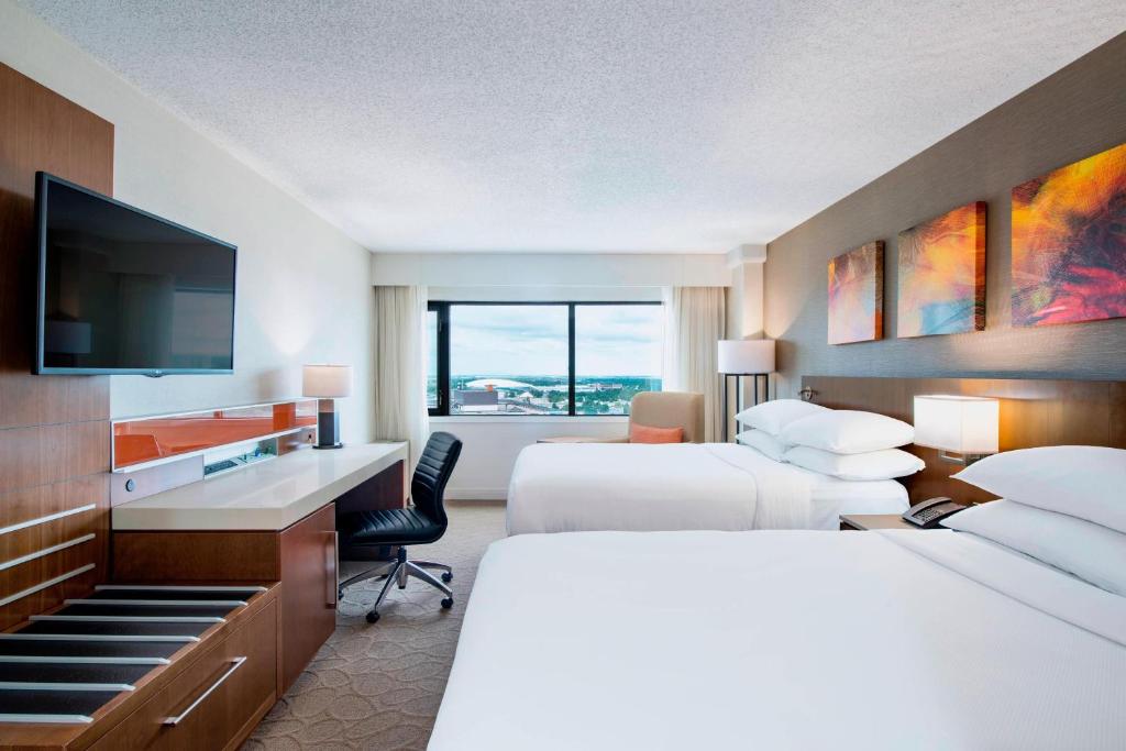 里贾纳里贾纳三角洲酒店的酒店客房设有两张床和一台平面电视。