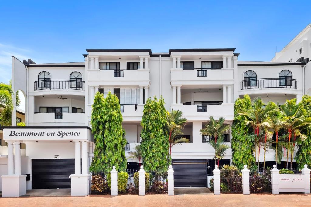 凯恩斯Spacious 3 Bedroom Townhouse in Cairns City的前面有树木的白色建筑