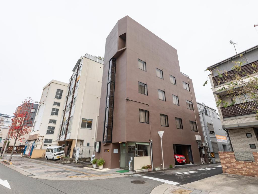 ShimminatomachiTabist New Gekkoen的一条城市街道上的高大的棕色建筑