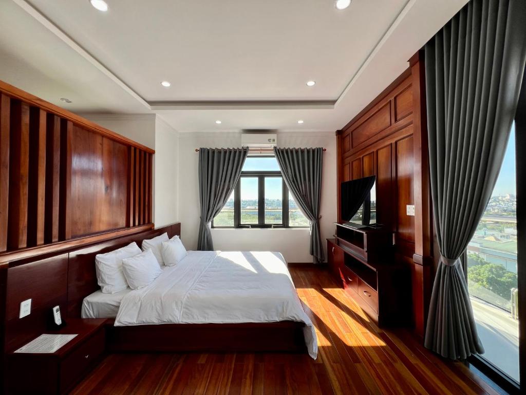 波来古市Đoàn Gia Luxury House的一间卧室设有一张床和一个大窗户