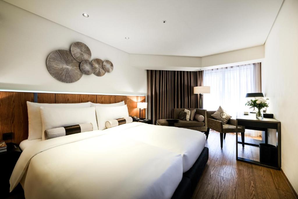 台北慕轩饭店的酒店客房设有一张大床和一张书桌。