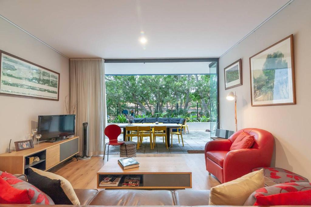 悉尼Sterling 1 Self-Catering的带沙发、电视和桌子的客厅