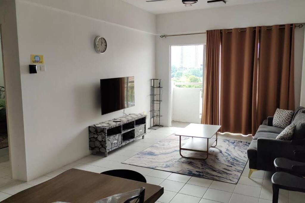 八打灵再也CANA Homestay Petaling Jaya的带沙发和电视的客厅