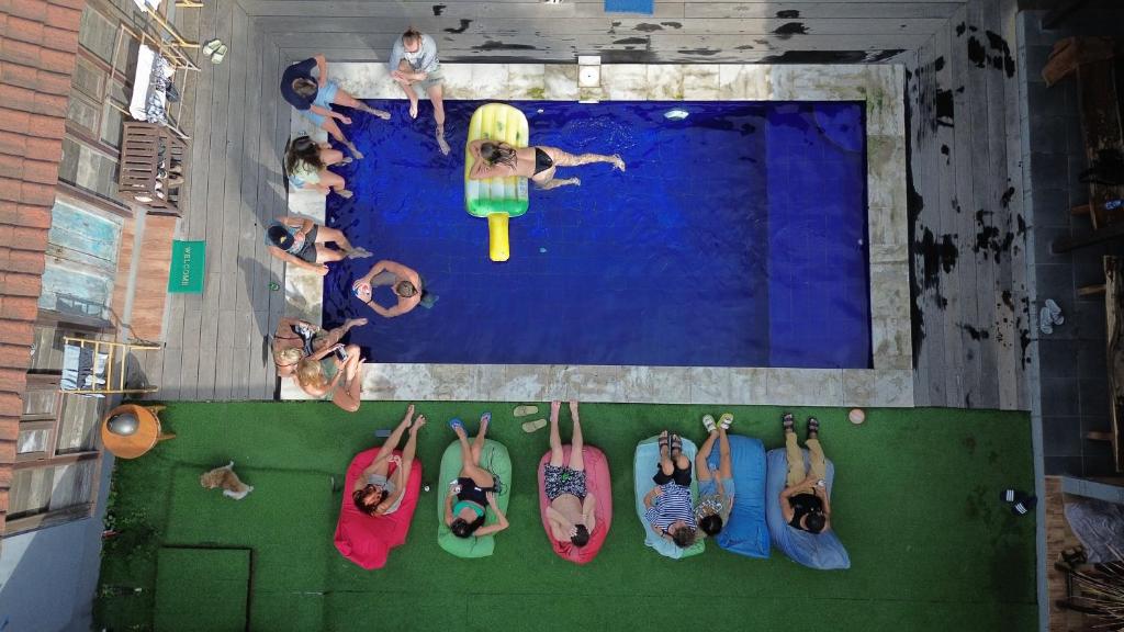 坎古微醺吉普赛旅舍的一群人在游泳池里