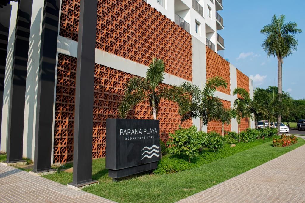 恩卡纳西翁Parana Playa 1103的前面有标志的建筑