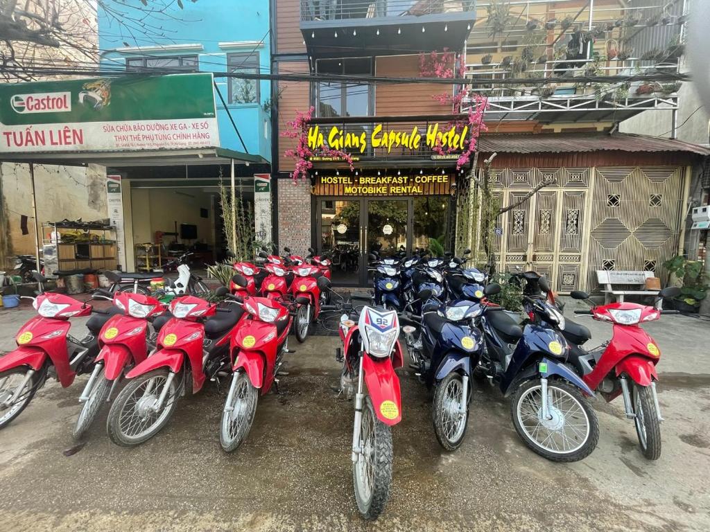 Làng MeHA GIANG CAPSULE HOSTEL的停在商店前的一组摩托车