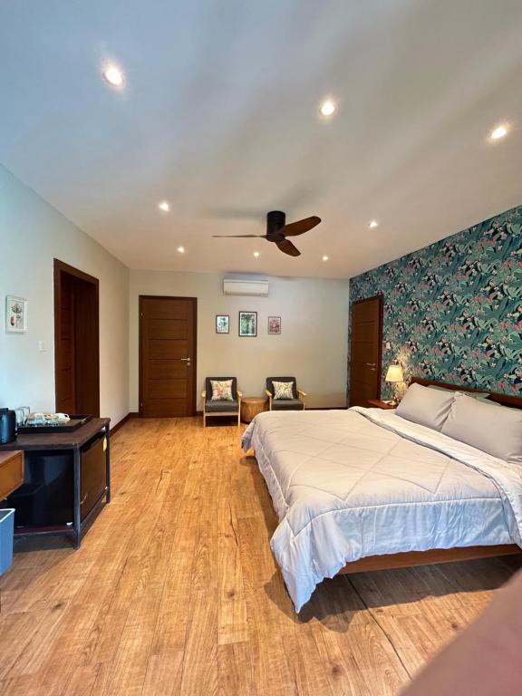 象岛Nanai Resort Salakphet的一间卧室配有一张床和吊扇