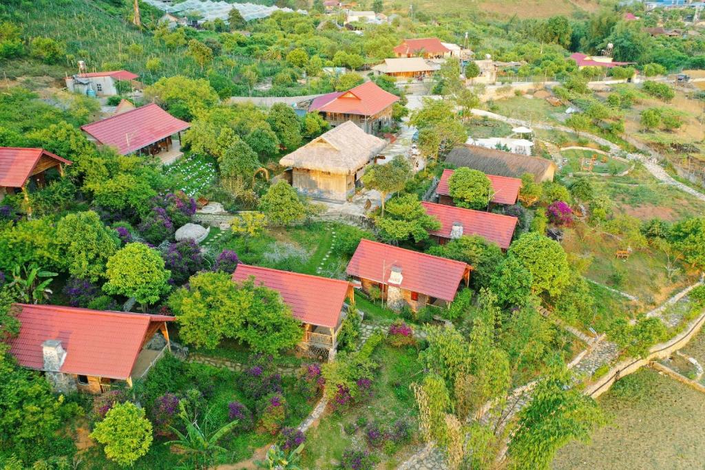 木州县Vân Hồ Ecolodge的红色屋顶村庄空中景观