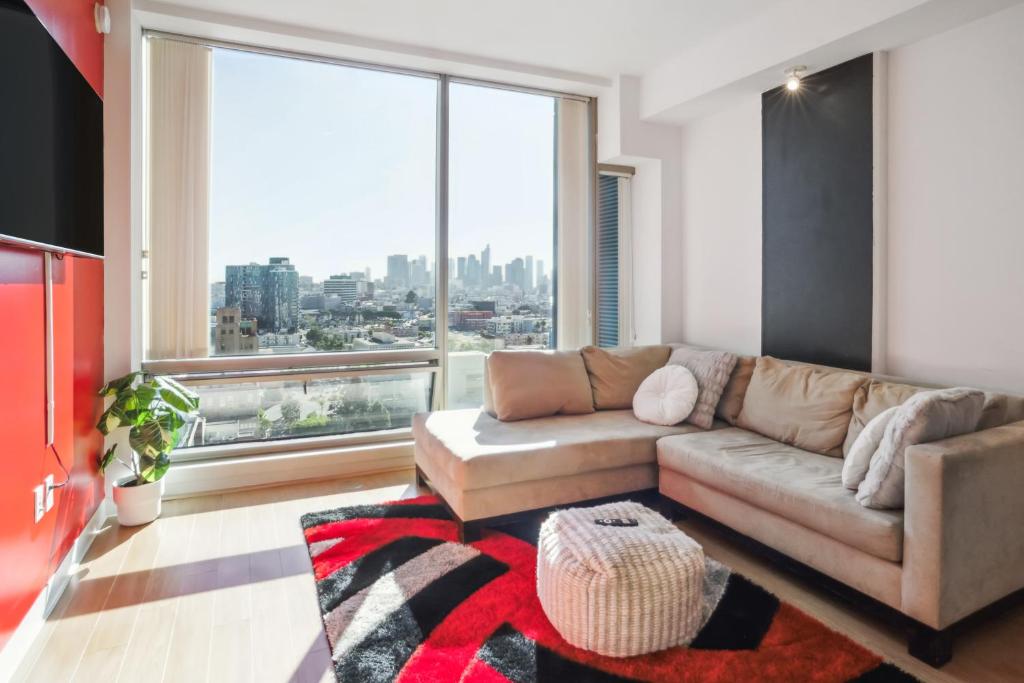 洛杉矶Luxury high rise with City Views的带沙发和大窗户的客厅