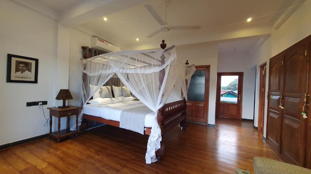 米瑞莎Margaret House的一间卧室配有一张带天蓬的床