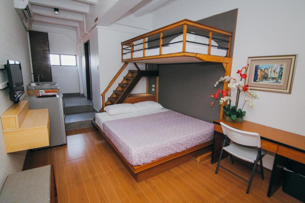 麦克坦Amaris Bed & Breakfast的一间卧室配有一张双层床和一张书桌