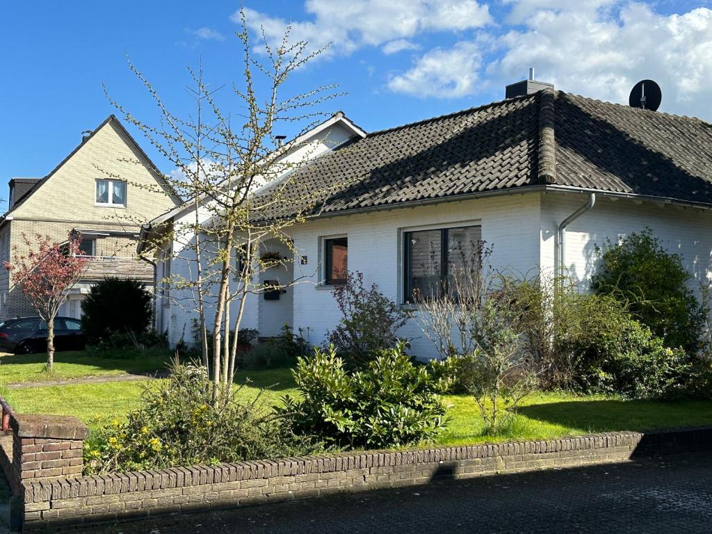 埃默里希Entspannung am Niederrhein - großes helles Haus mit Kamin的黑色屋顶的白色房子
