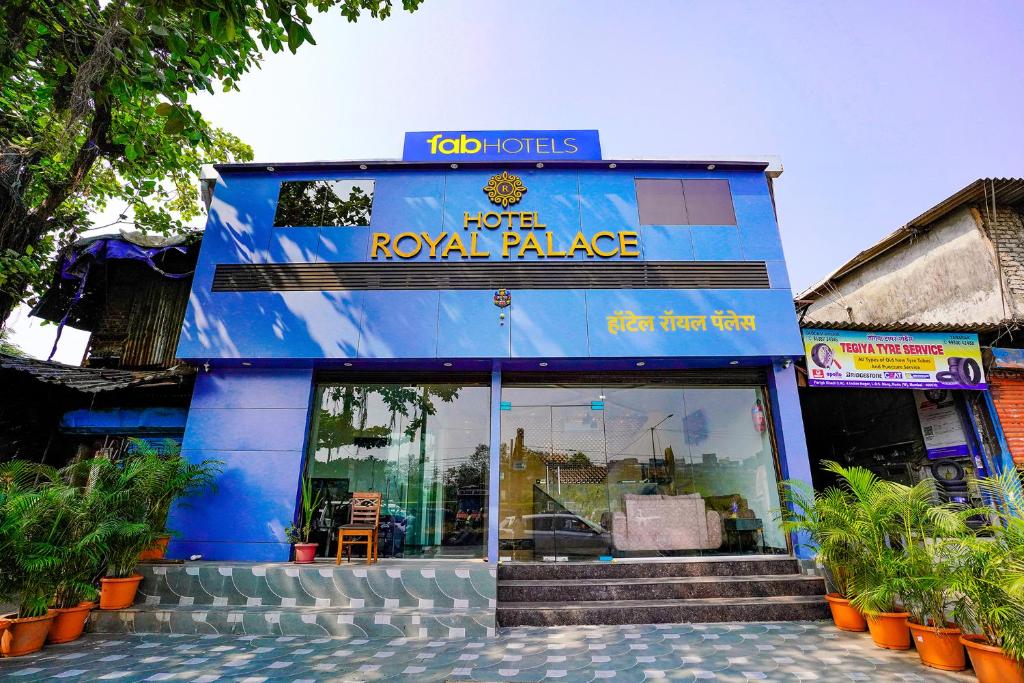 孟买FabHotel Royal Palace I的一座蓝色的建筑,上面有皇宫