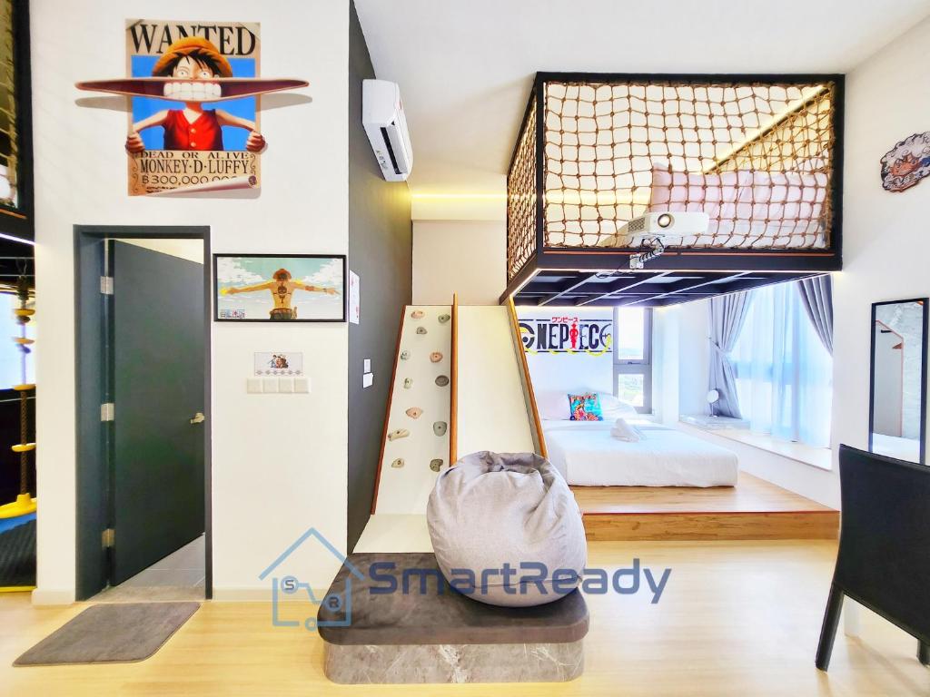 Kampong PendasSunway GRID by SR Home的儿童房,配有滑梯和床