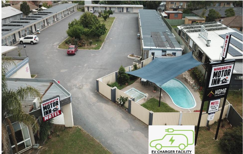 旺加拉塔旺加拉塔汽车旅馆 的享有停车场空中景致,设有游泳池