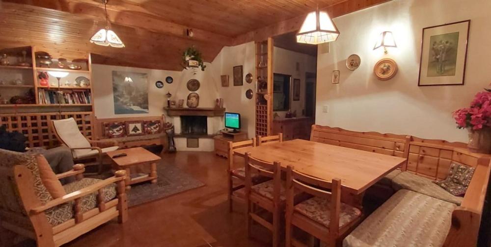 福尔加里亚Appartamento a Francolini的客厅配有木桌和椅子