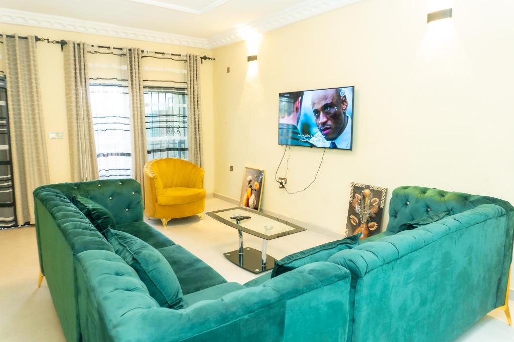 林贝Vyemma Residence的客厅配有蓝色的沙发和黄色的椅子