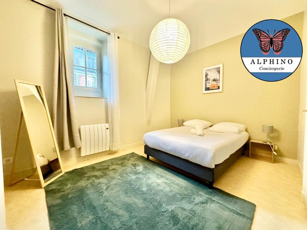 里摩日Le Général, optimal et central的一间小卧室,配有床和绿色地毯