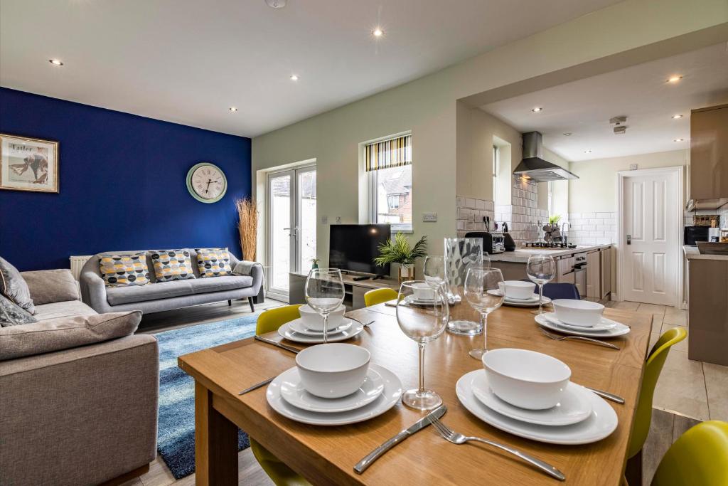 诺丁汉4 Bed Terraced House in Beeston with Convenient City Centre Access的用餐室以及带桌椅的起居室。